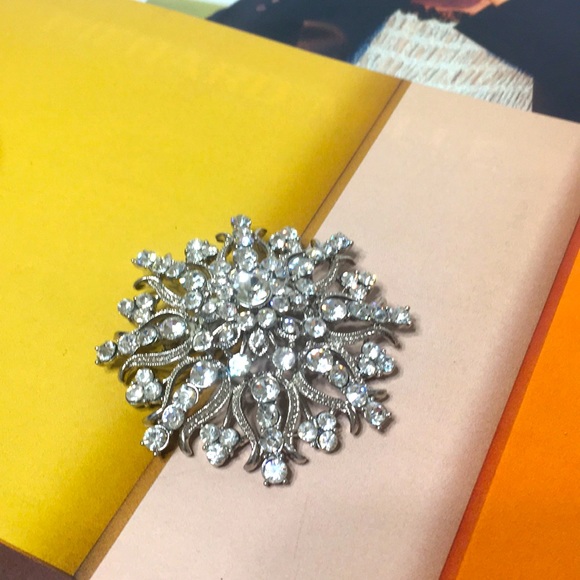 Silver crystals brooch star or snowflake shaped - Picture 4 of 8